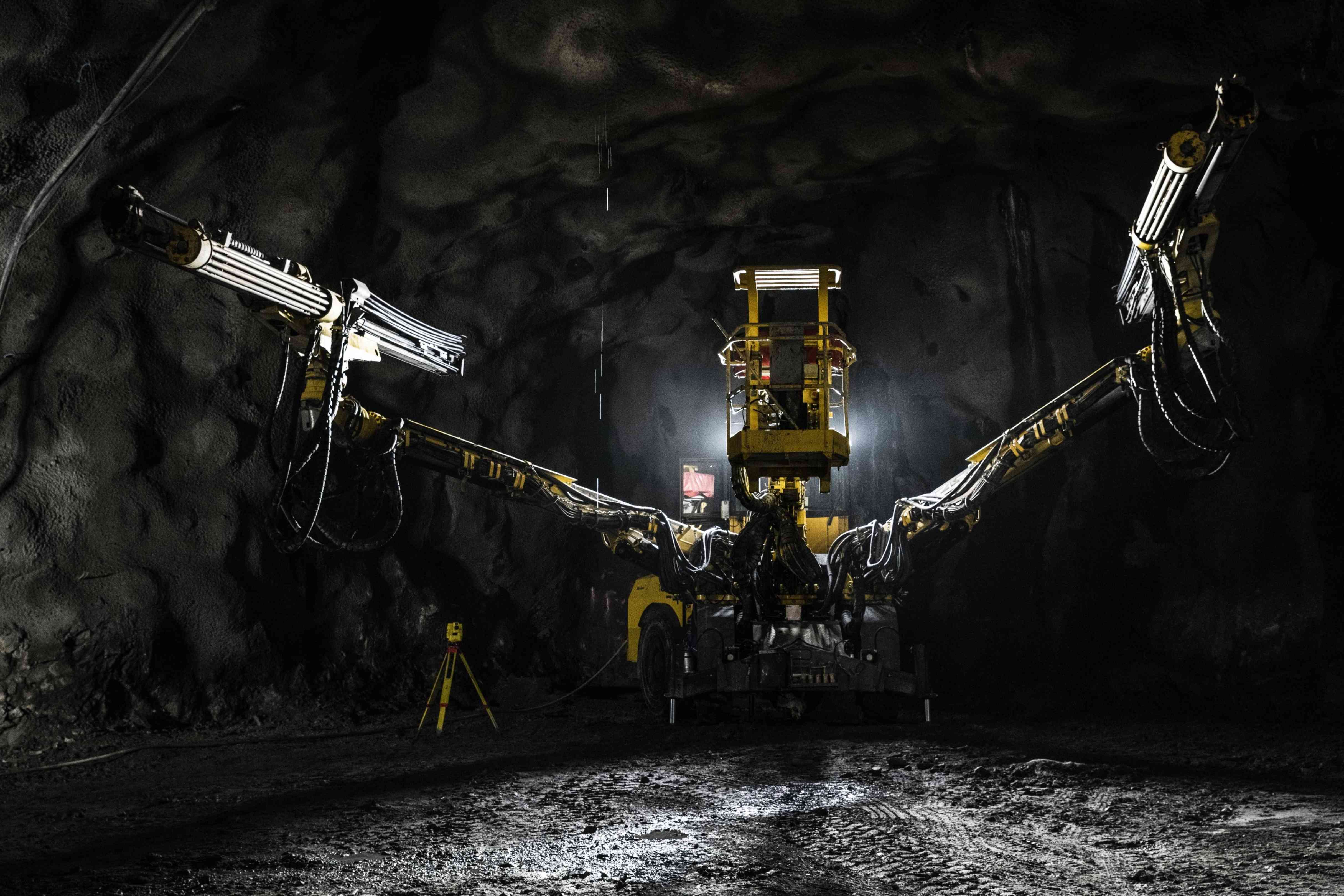 Wear-resistant mining and mineral processing components